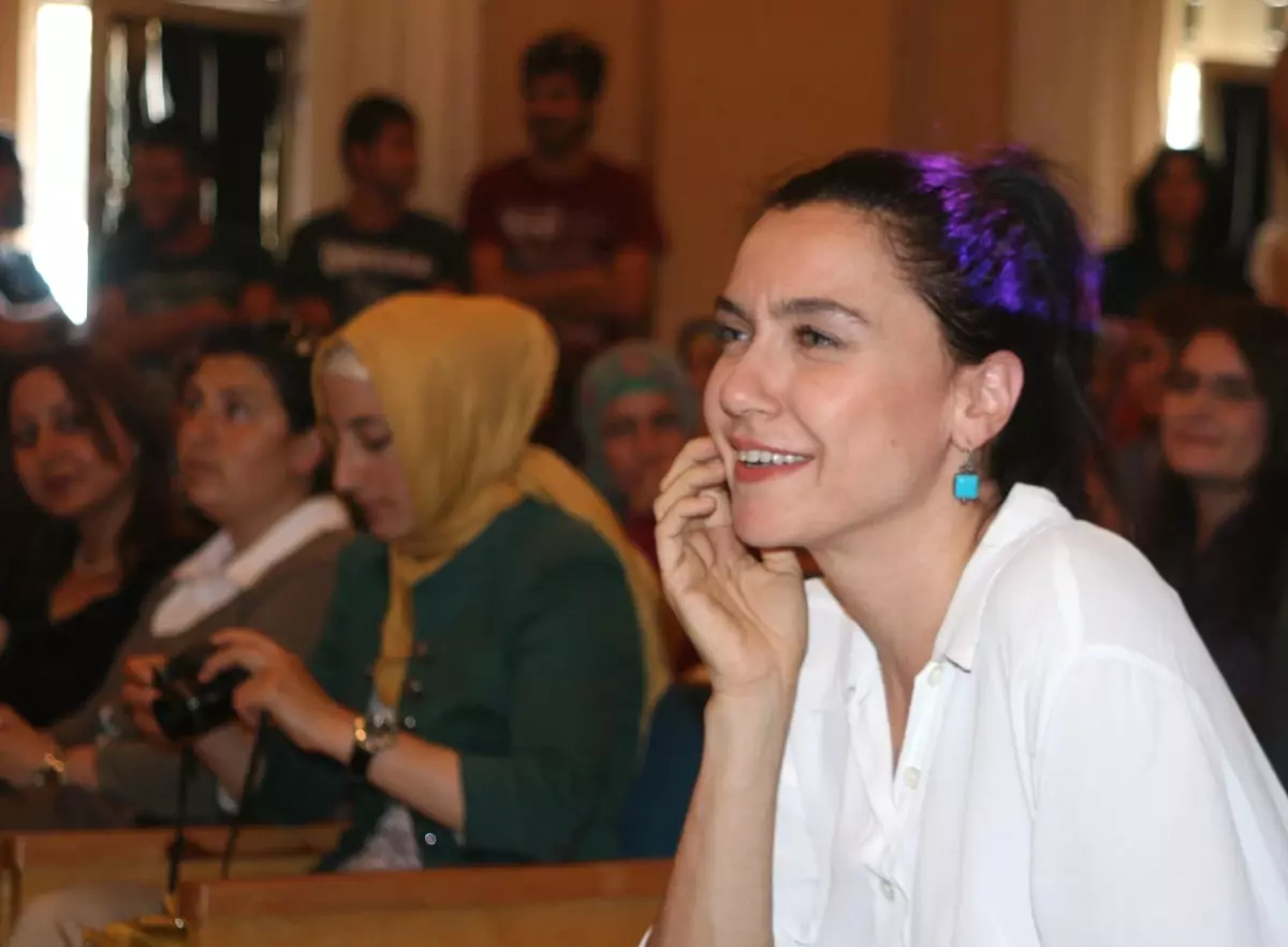 Ünlü Sanatçı Şevval Sam Depremzede Öğrencilerle Buluştu