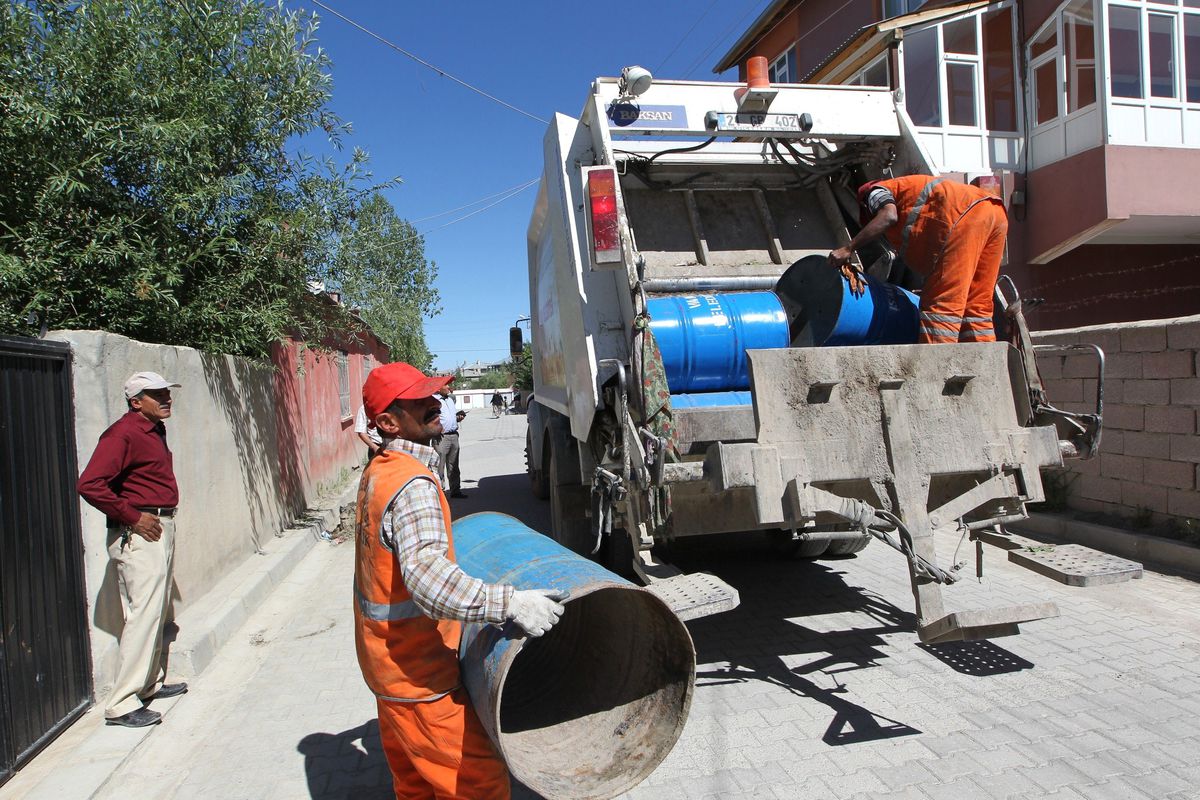 Van Belediyesi 15 Mahallede Çöp Bidonu Dağıtımına Başladı