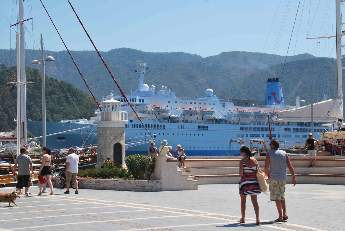Yolcu Gemisi \'Thomson\' Marmaris\'i Üs Edindi