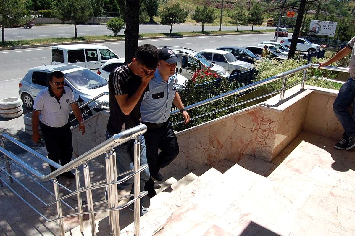 2 Ayrı Evde Ev Sahipleriyle Karşılaşan Hırsız Yakalandı