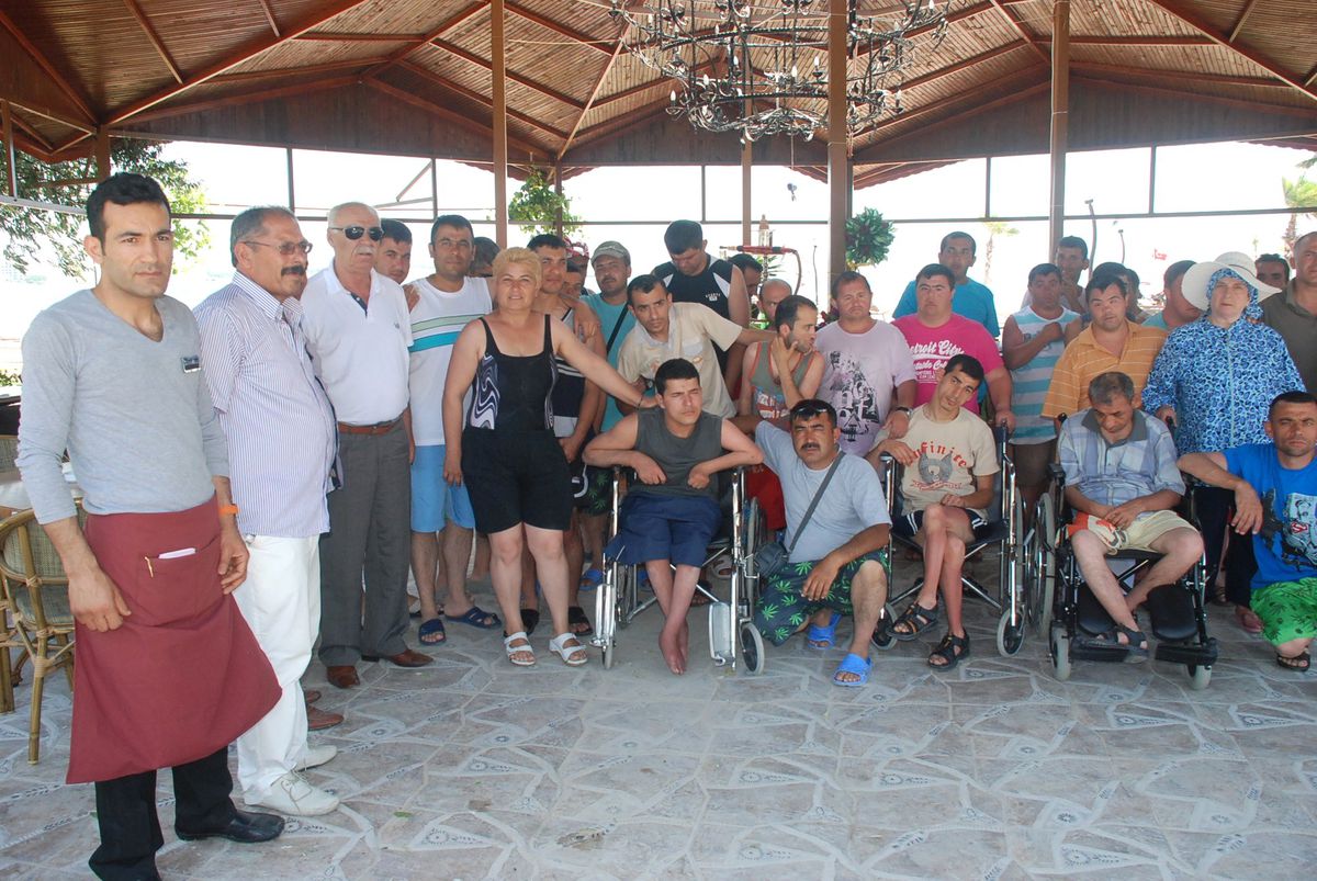 Ankara\'dan Didim\'e Tatile Gelen Engelliler Yemekte Ağırlandı