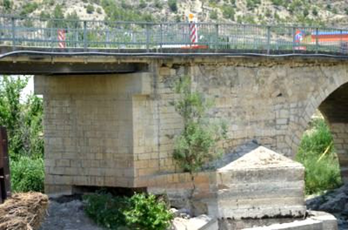 Ayağı Çöken Tarihi Köprü Ulaşıma Kapatıldı