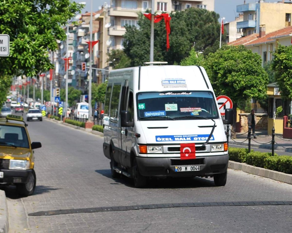 Aydın\'da Töröre Bayraklı Tepki