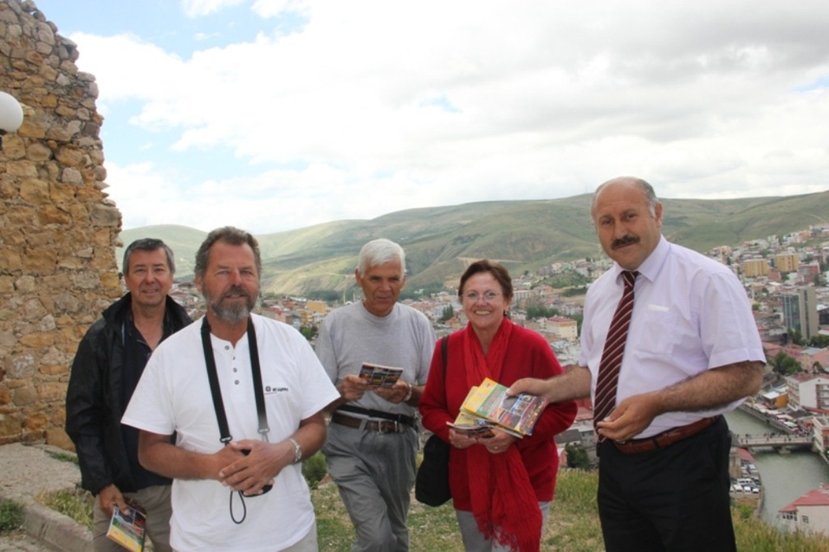 Belediye Başkanı Turistlere Bayburt Tanıtım Rehberi Hediye Etti