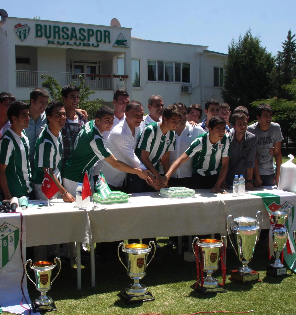 Bursaspor\'un Alt Yapısında 5 Futbolcu Profesyonel Oldu