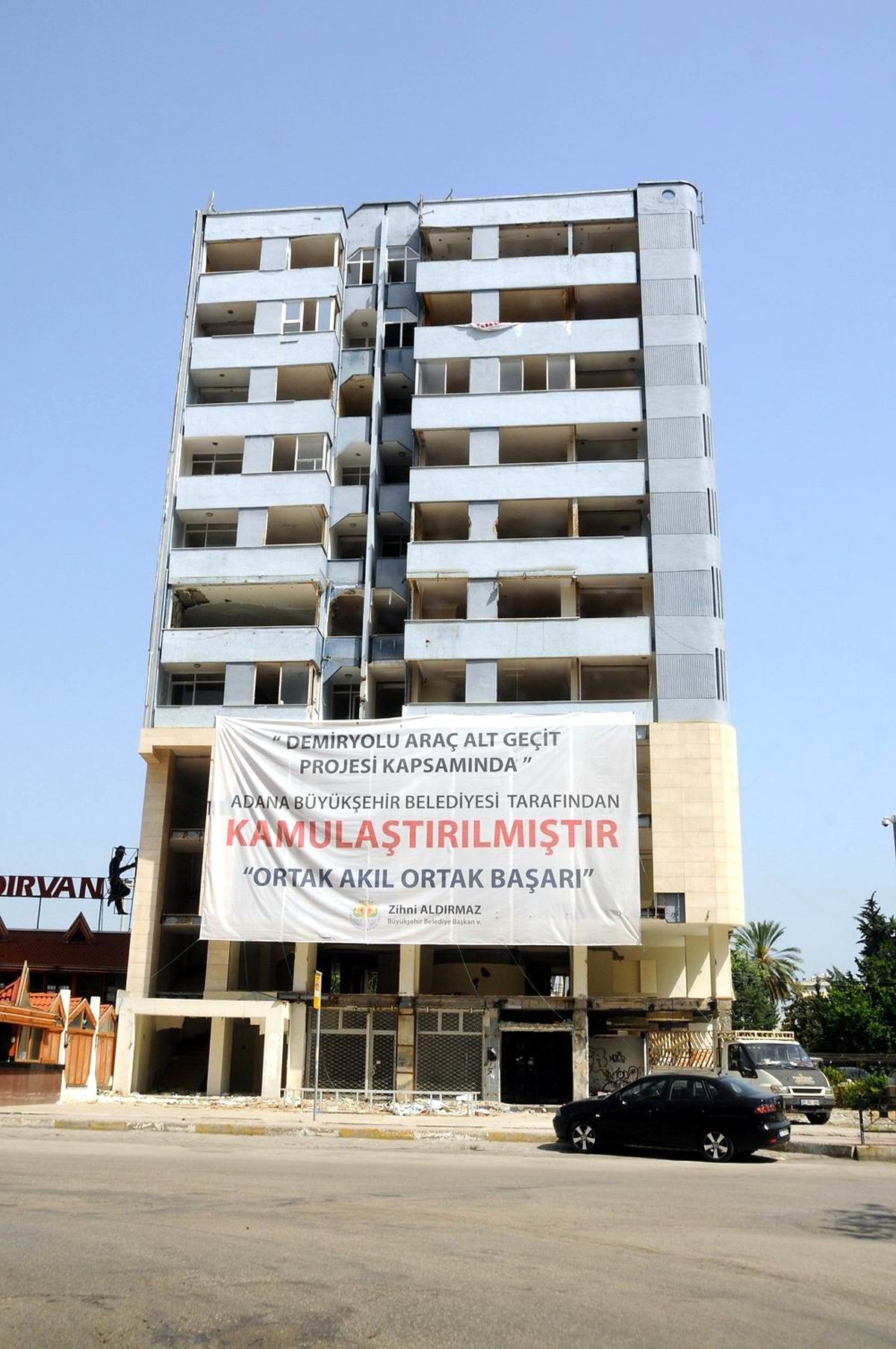 Büyükşehir Hem Yıktırıyor, Hem Para Kazanıyor