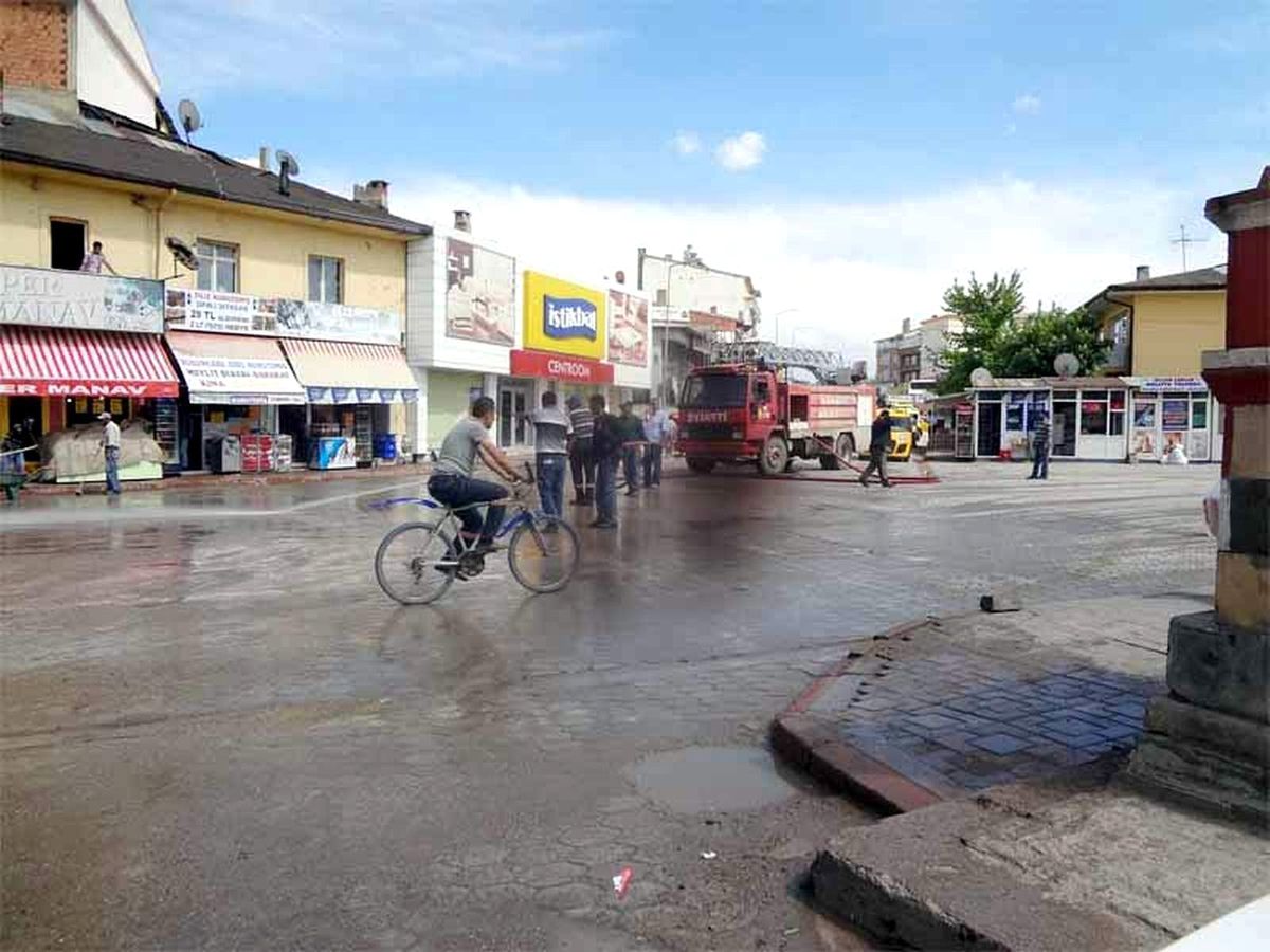 Çarşı Merkezi Yıkandı