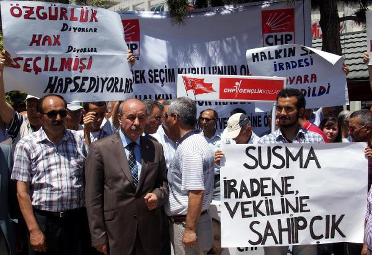CHP\'liler Tutuklu Vekiller İçin Kayseri\'de 3 Bin 200 İmza Topladı