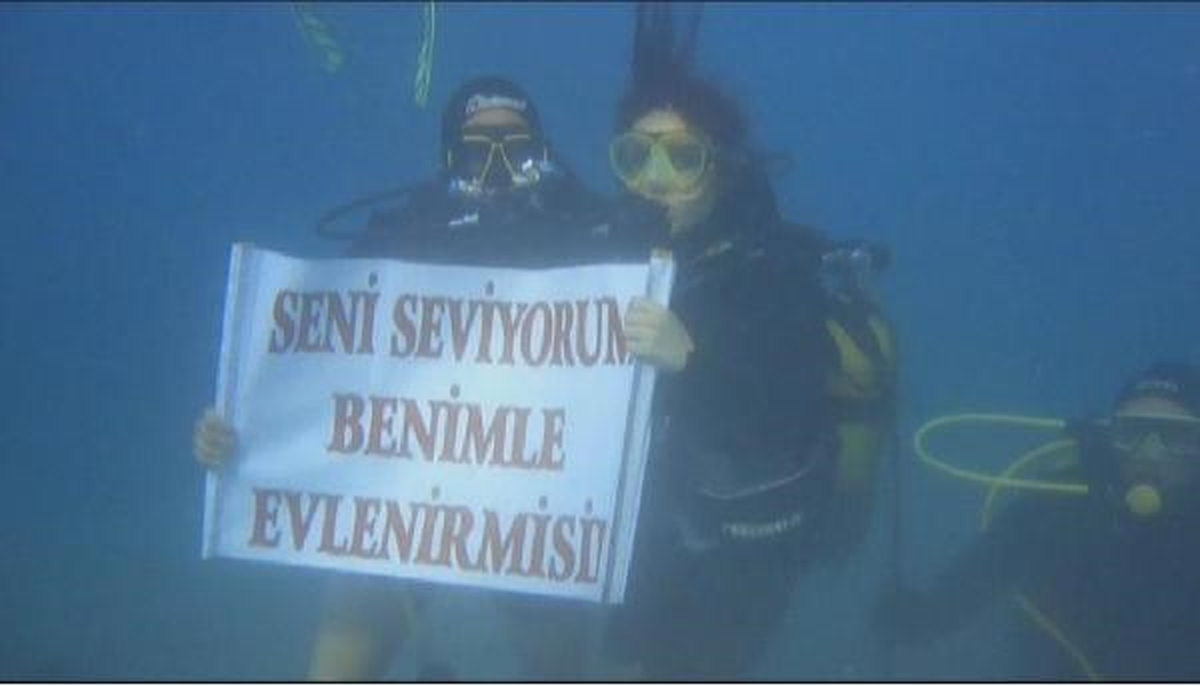 Denizin Altında Evlenme Teklifi
