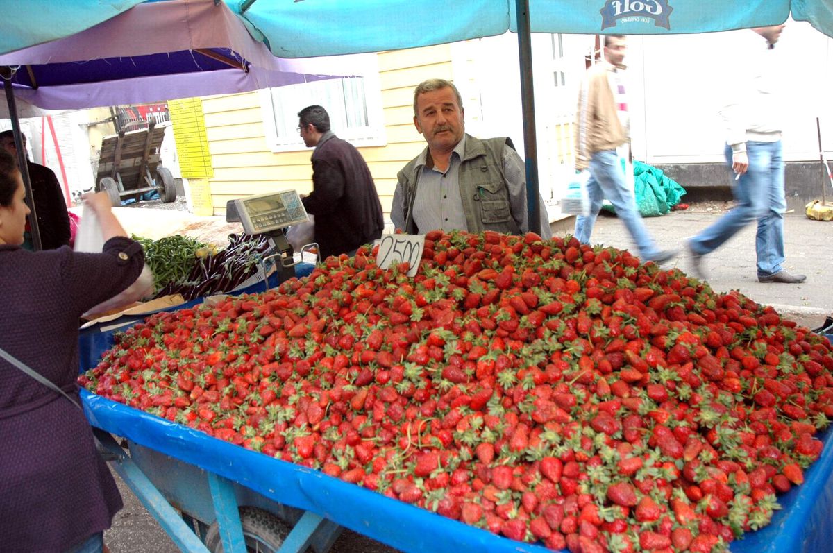 Diyarbakır\'da Çilek Satışları Arttı