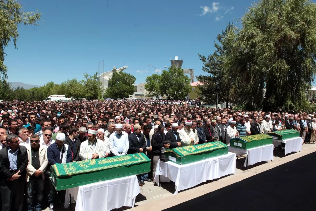 Dört Genç Toprağa Verildi