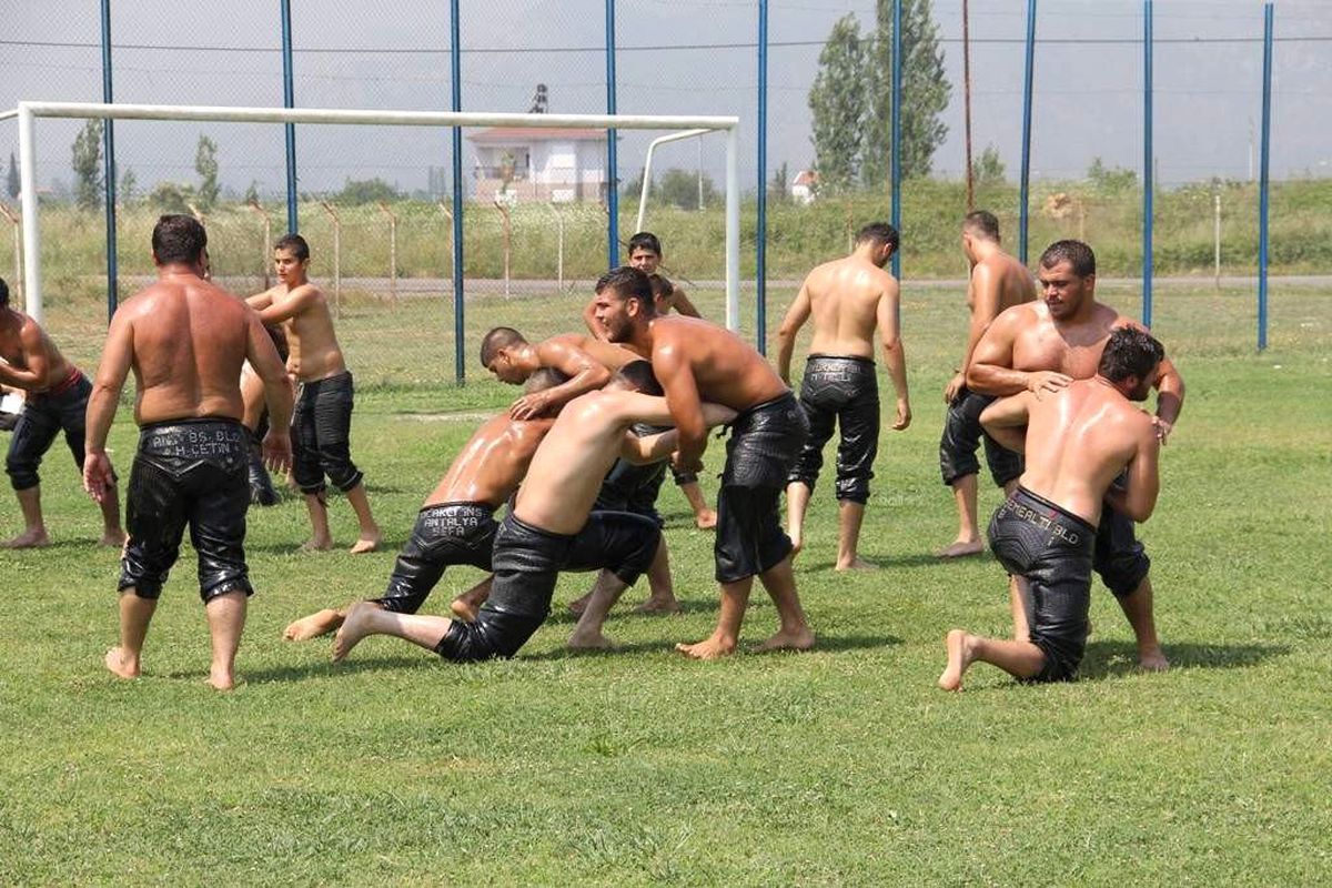 Döşemealtı\'nda Kırkpınar Pehlivanlarına Yemek