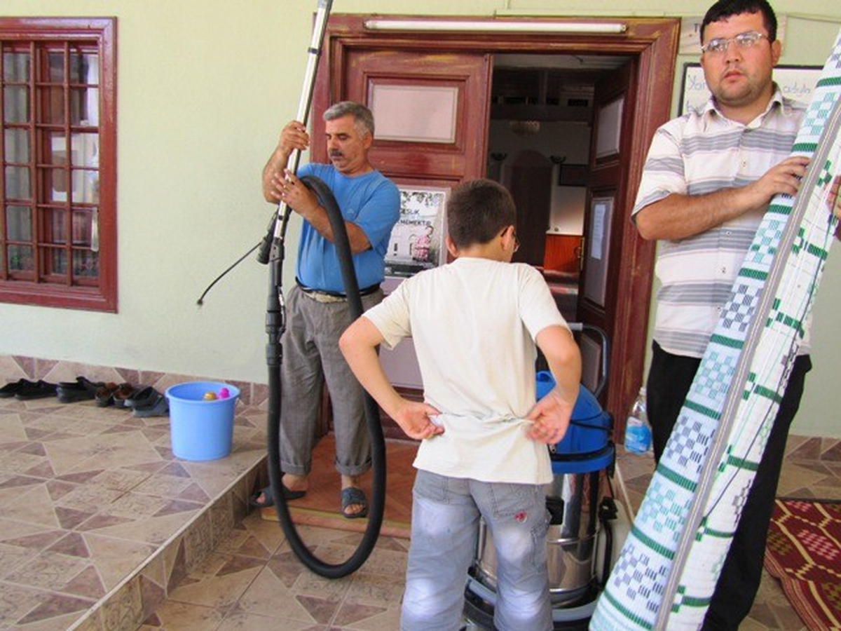 Edremit Camilerinde Ramazan Temizliği
