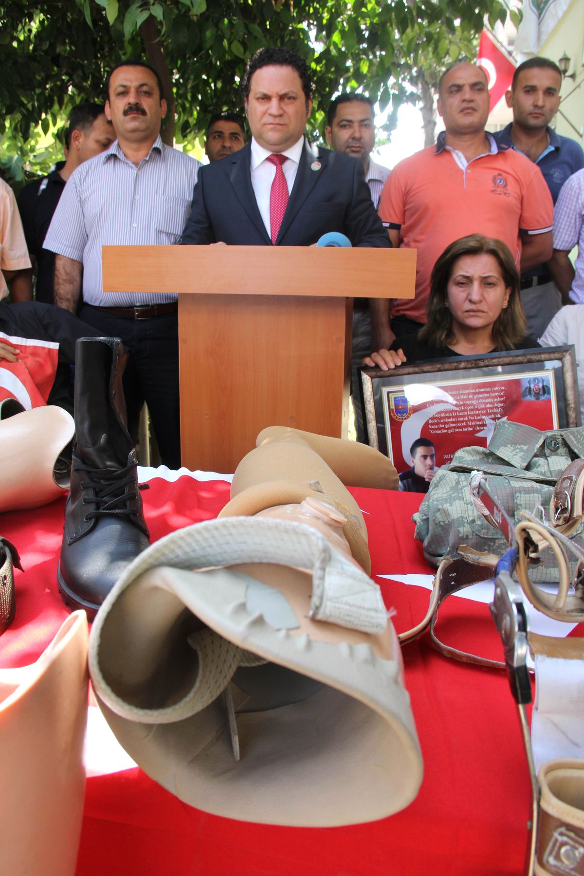 Ev Hapsi Açıklamasına Protezli Madalyalı Tepki
