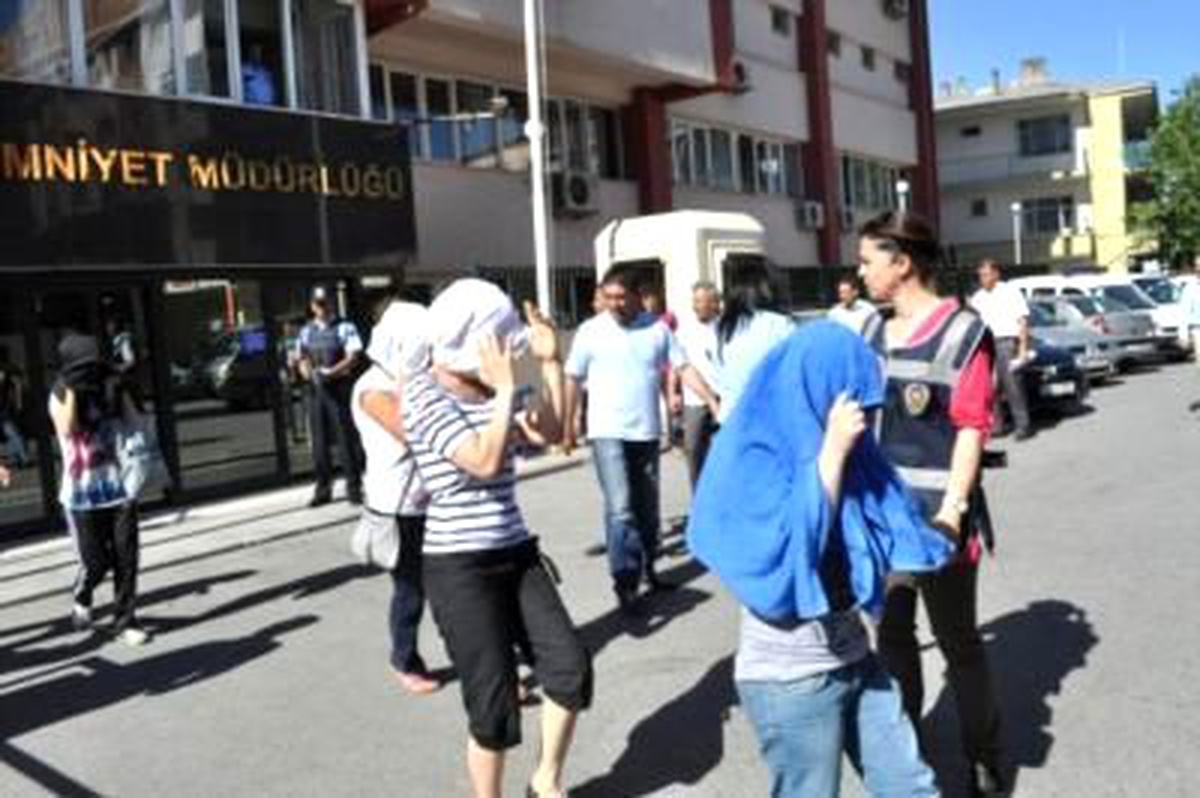 Fuhuş Şüphelisi 35 Kişinin İfadesi 24 Saat Sürdü