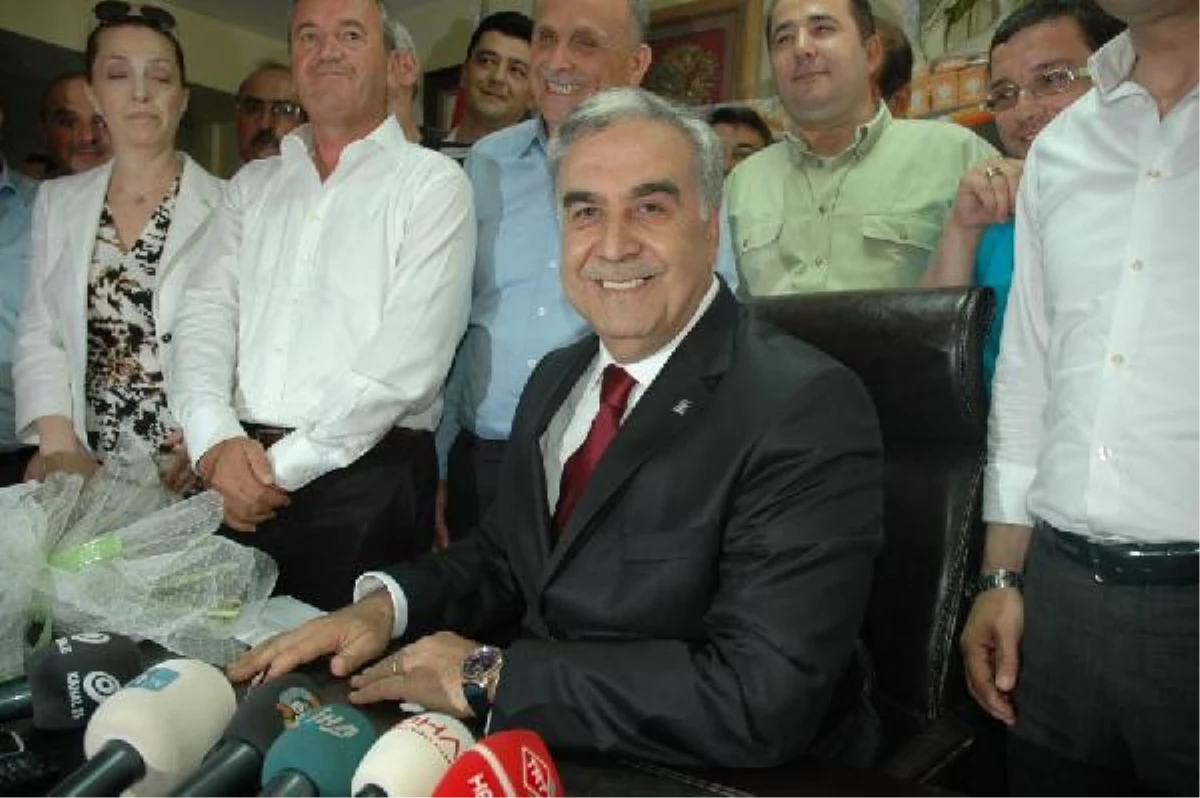 İzmir\'de İl Başkanlığı Koltuğuna Gecikmeli Oturan Akay: Cadı Avına Çıkmayacağım
