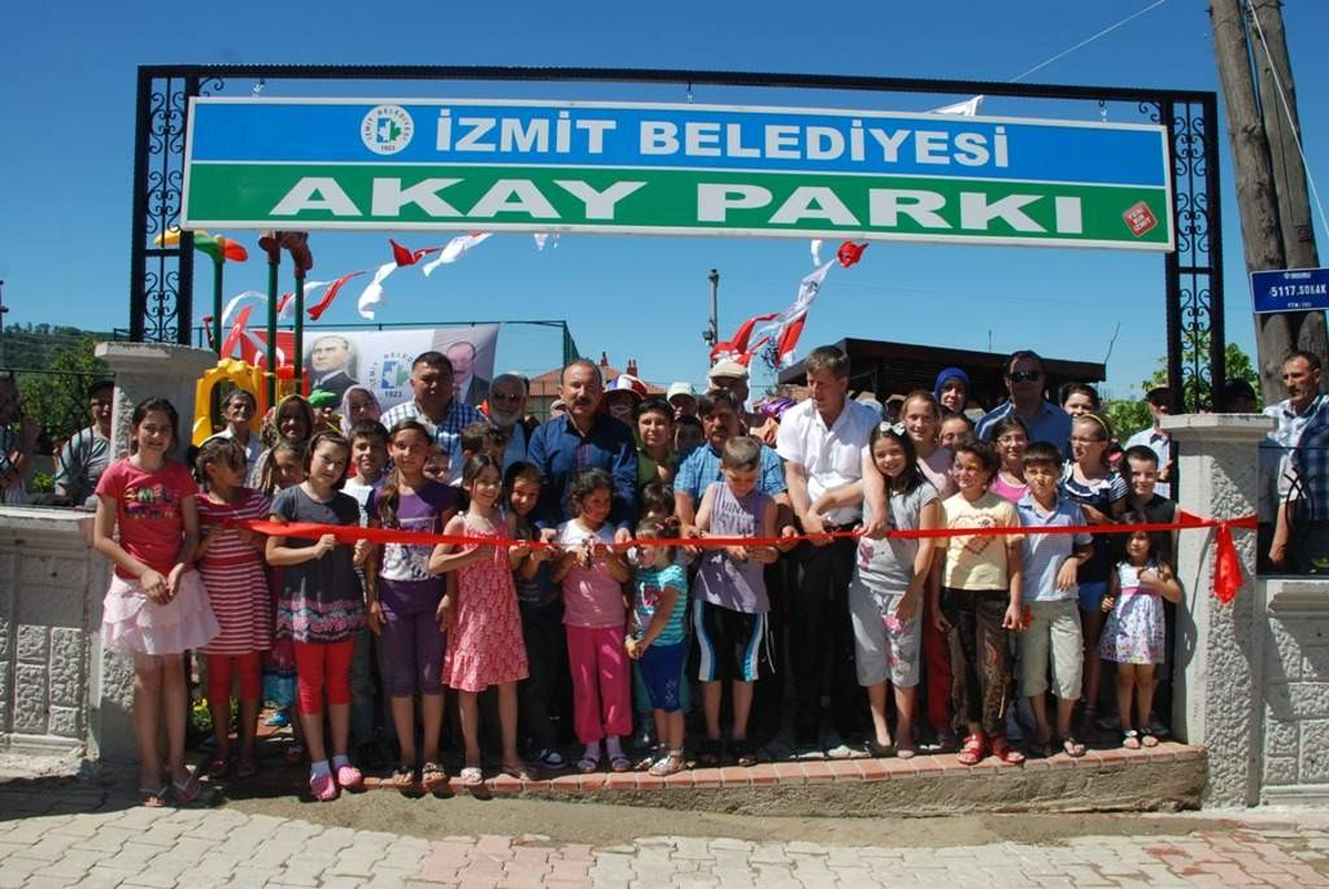 İzmit Belediyesi Akmeşe\'de İki Yeni Park Açtı