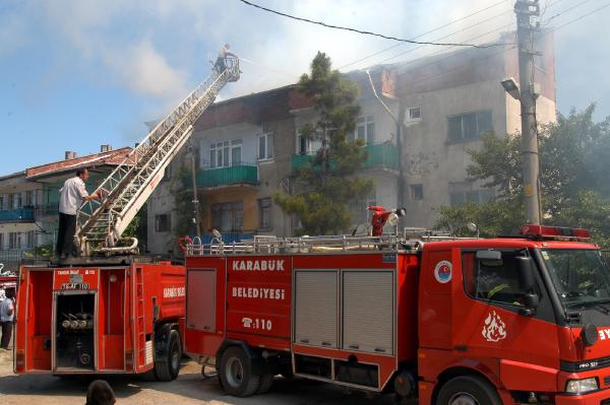 Karabük\'te 3 Katlı Binanın Çatısı Yandı