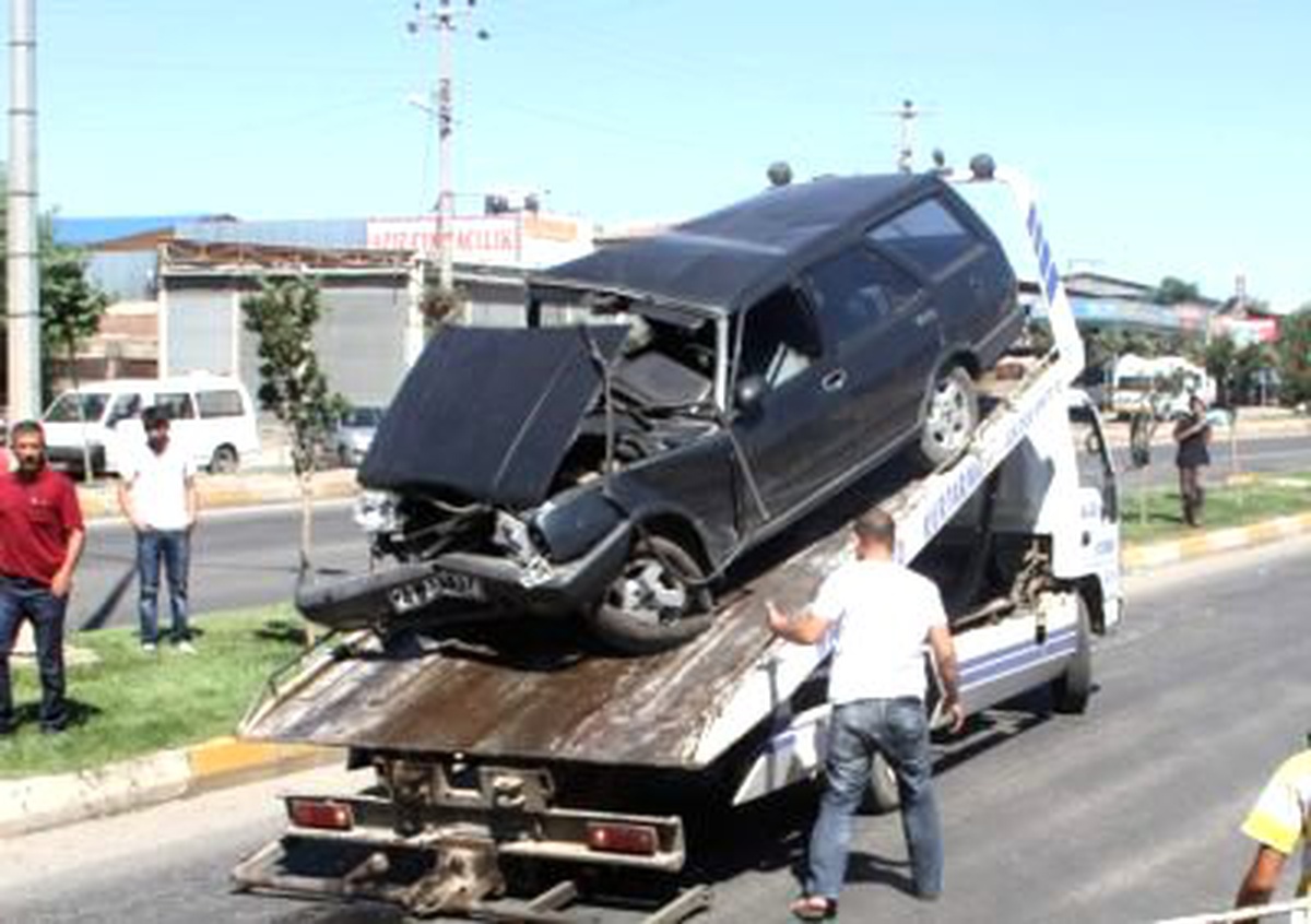 Lastiği Patlayan Araç Karşı Şeride Fırladı: 4 Yaralı