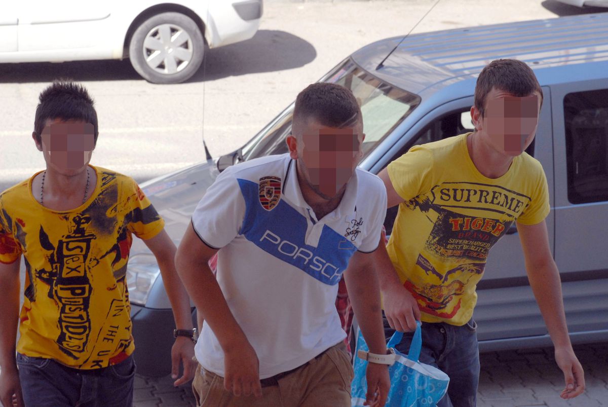 "Macera Olsun" Diye Polis Yeleği Giyip Arama Yaptılar