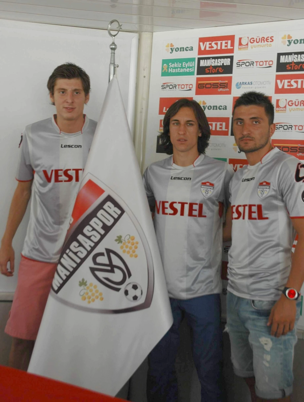 Manisaspor İç Transferde 3 Futbolcusu ile Sözleşmesini Uzattı