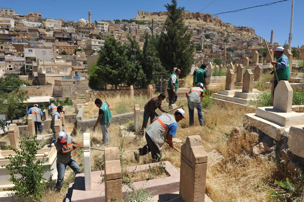 Mardin\'de Mezarlıklar Temizleniyor