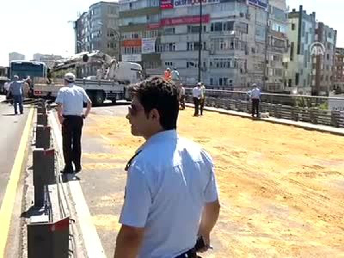 Metrobüs Yoldan Çıktı
