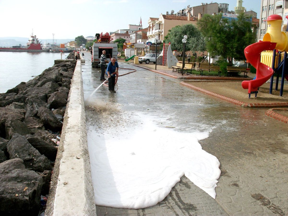 Mudanya\'da Sahil Yolu Sabunlu Suyla Yıkanıyor
