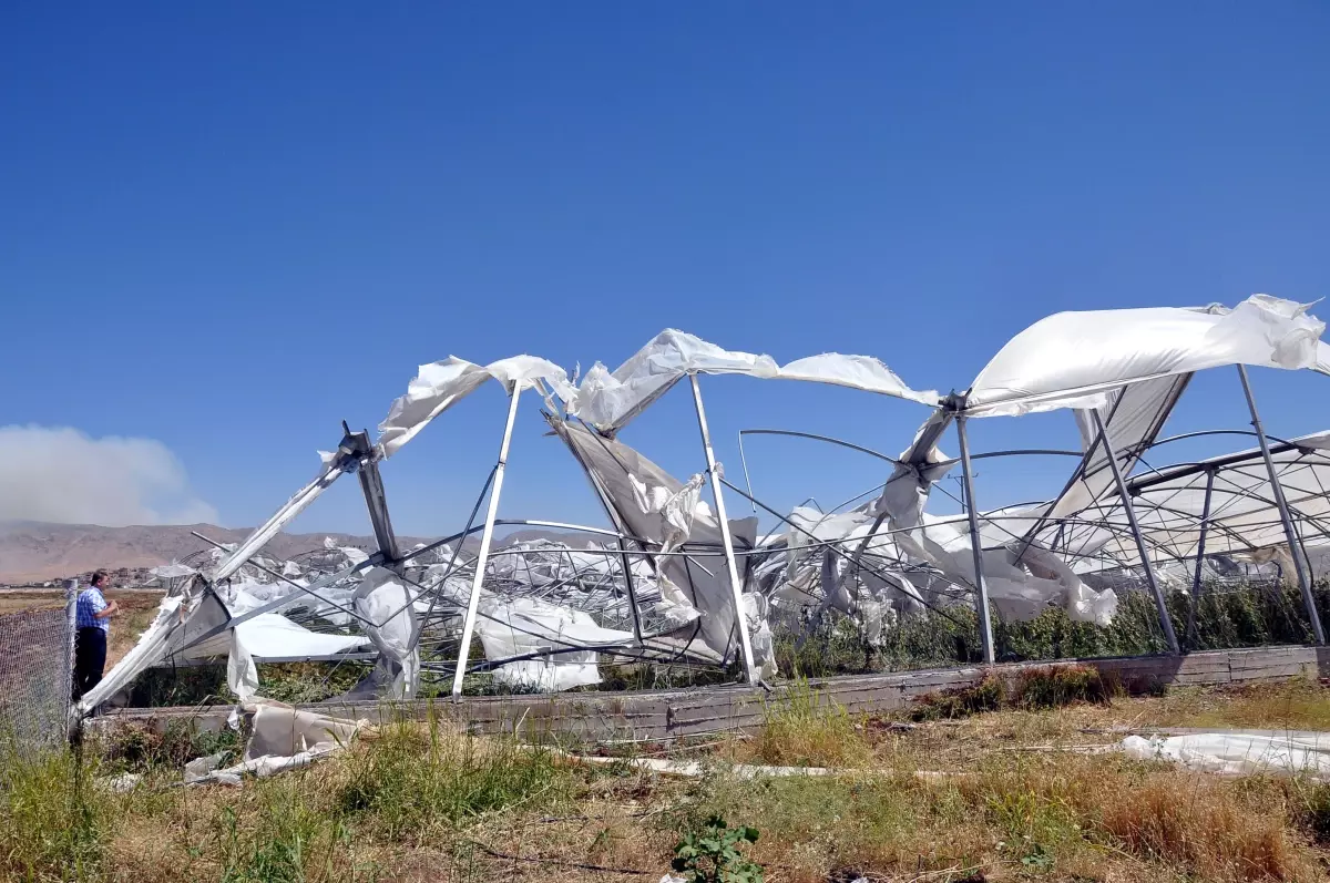 Nusaybin\'de Şiddetli Rüzgar Seralara Zarar Verdi
