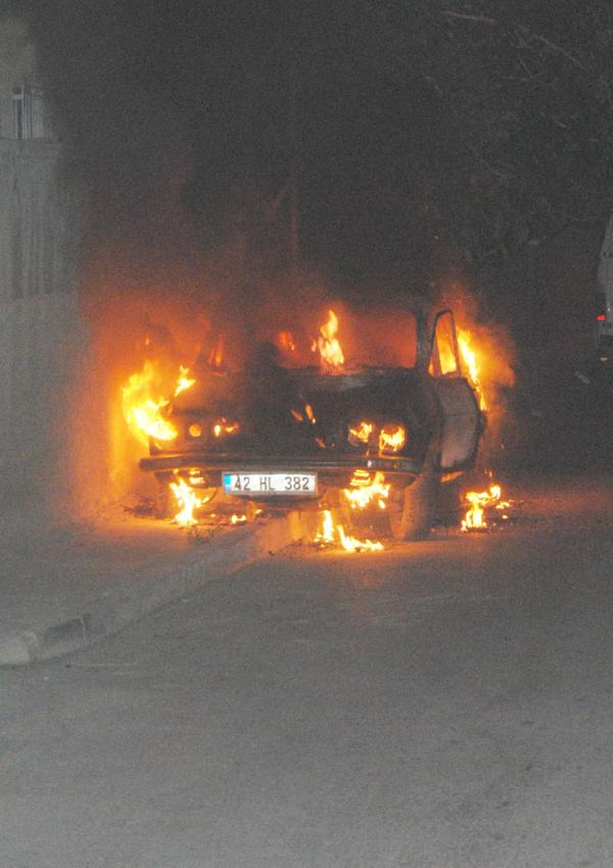 Park Halinde Otomobil Alev Alev Yandı