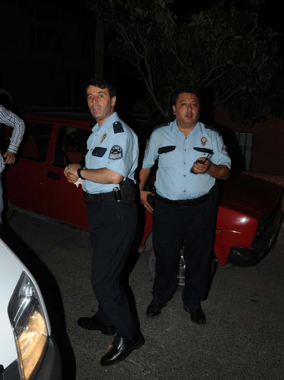Polis Otosuna Sopayla Saldırdı