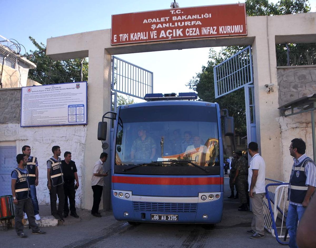 Şanlıurfa Cezaevi\'nde Kadın Tutukluların Nakilleri Başladı