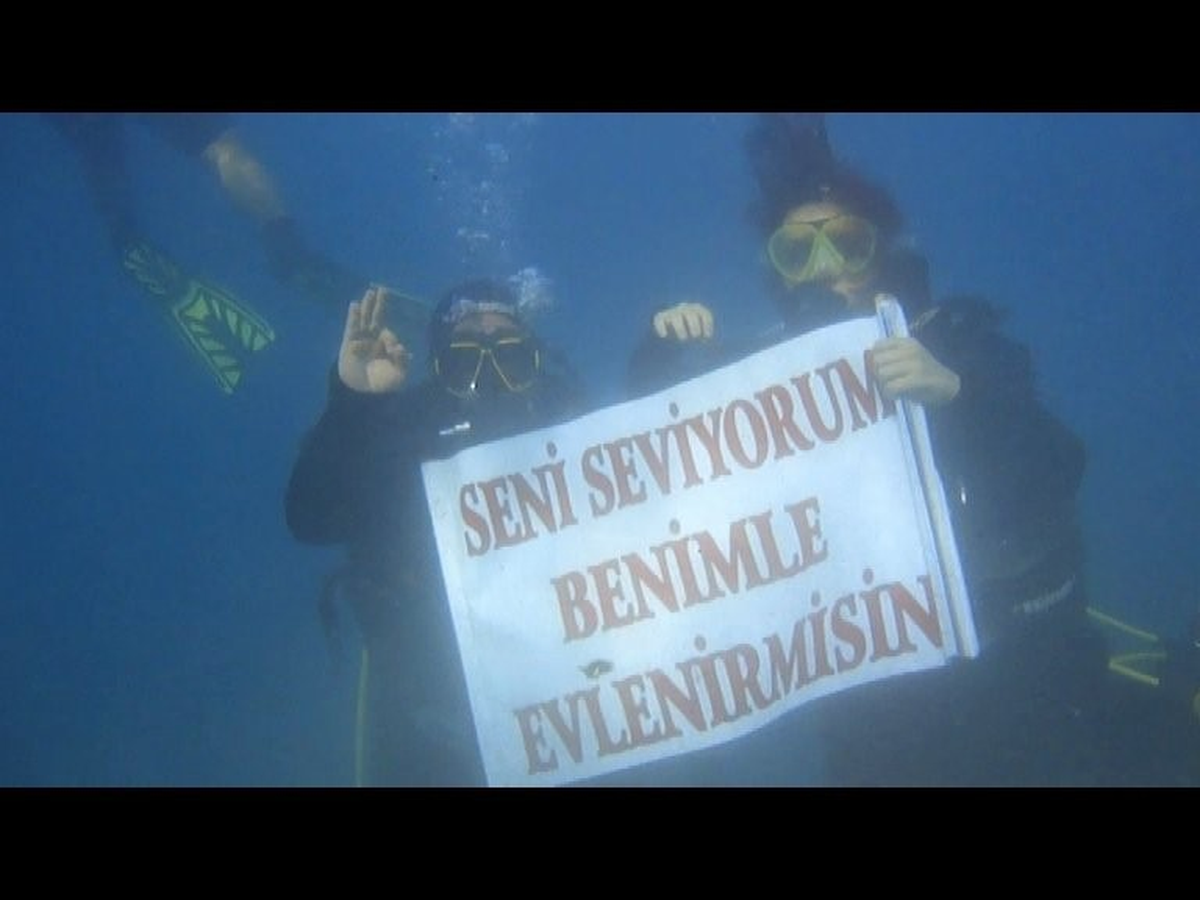 Saros Körfezi\'nin Derin Sularında Evlenme Teklifi
