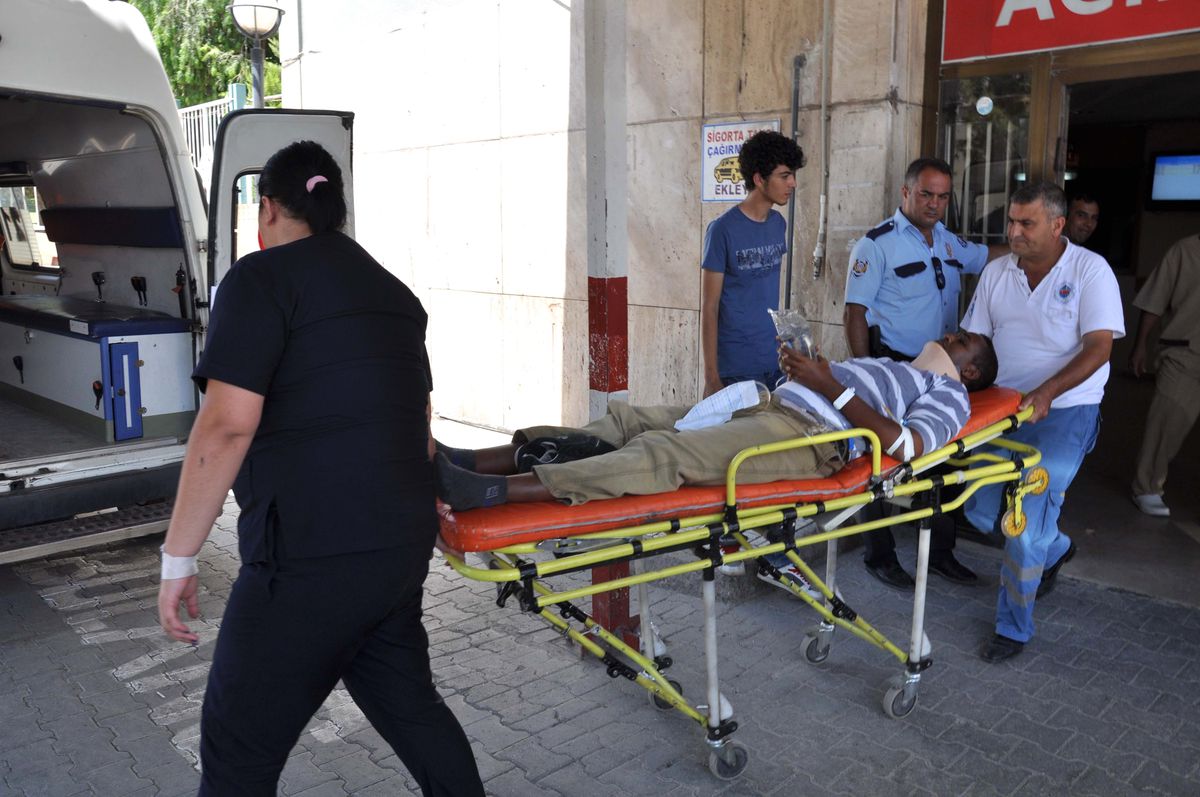 Somalili Kaçakları Taşıyan Minibüs Devrildi: 8 Yaralı
