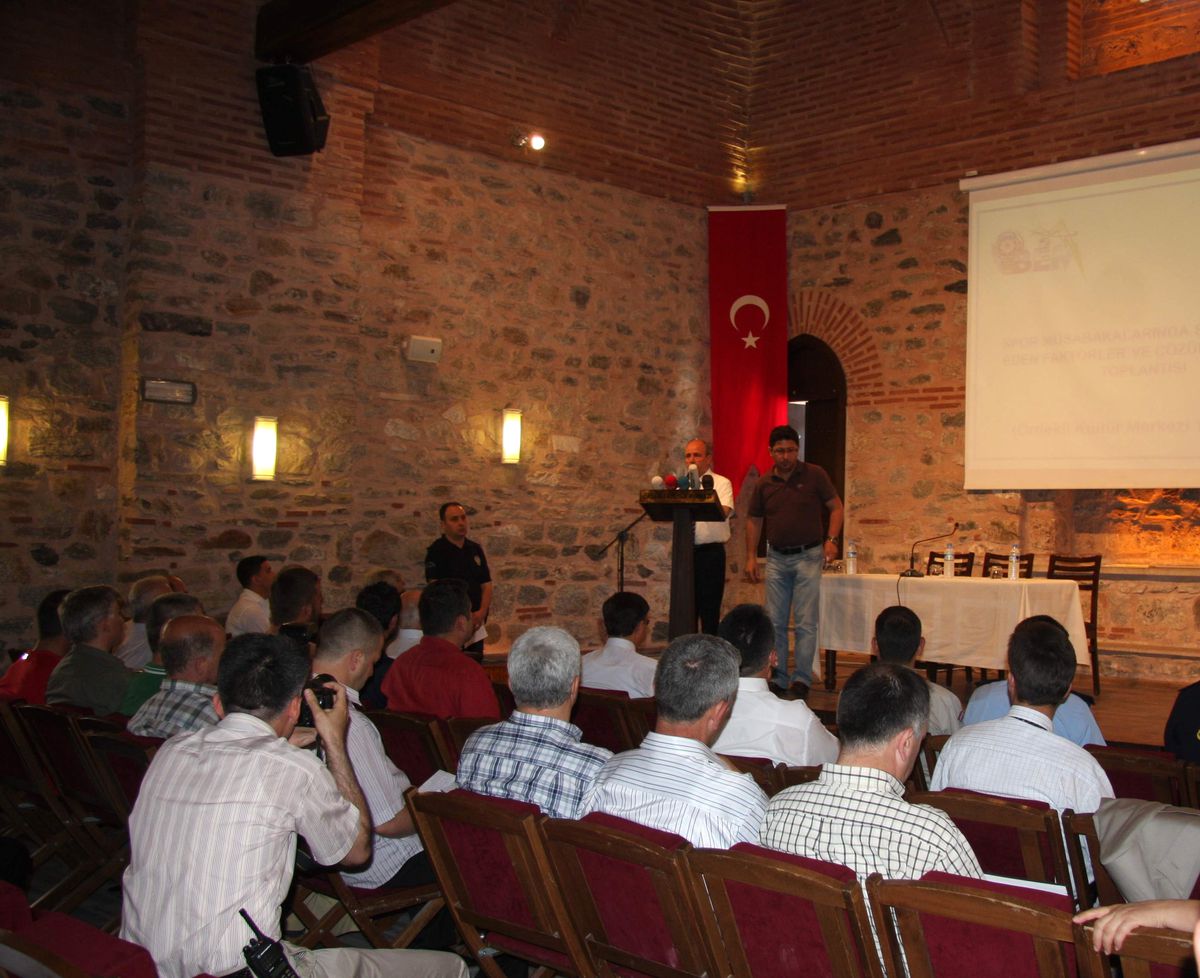 Taraftar, Polis ve Kulüp Yöneticileri Sporda Şiddeti Önlemek İçin Toplandı