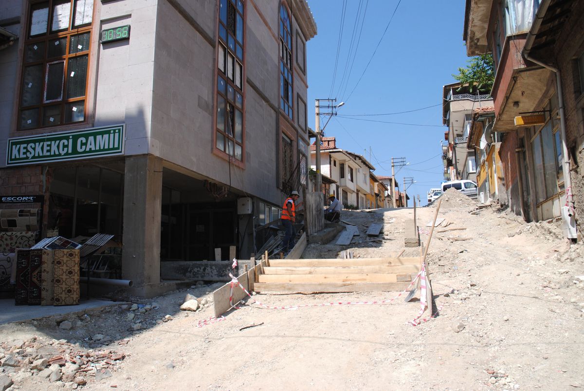 Tavşanlı\'da Keşkeşçi Sokağı\'na Merdiven