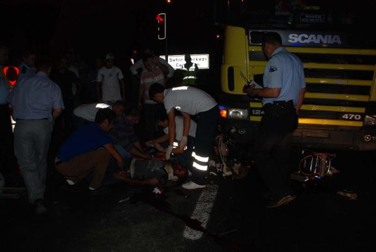 Tır, Motosiklete Çarptı: 1 Ölü, 1 Yaralı