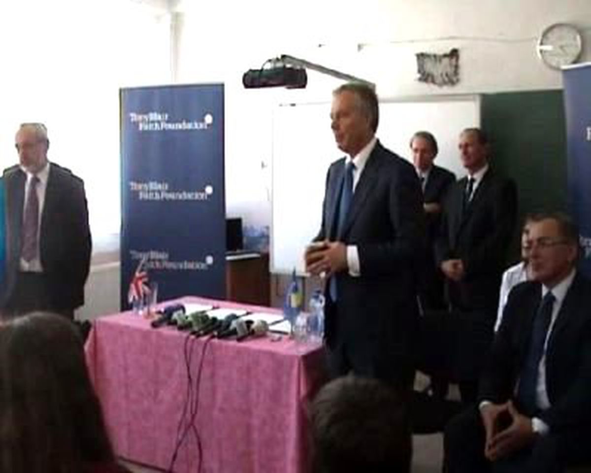 Tony Blair Kosova\'da Arnavut ve Türk Öğrencilerle Buluştu