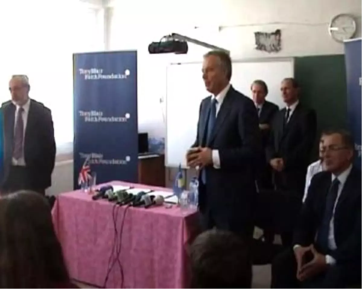 Tony Blaır, Priştine\'de Arnavut ve Türk Öğrencilerle Bir Araya Geldi