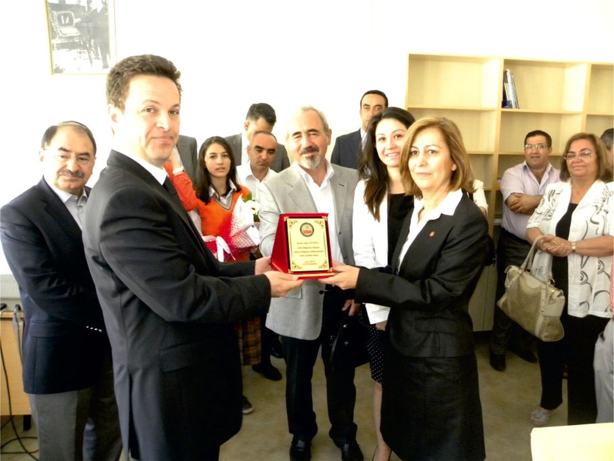 Ayşe Uzunlu\'dan Develi Fatih İlköğretim Okulu\'na Kütüphane