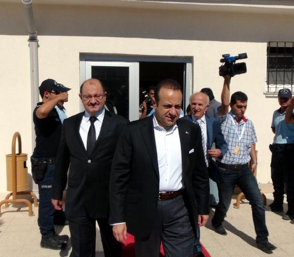 Bakan Bağış Suriyeli Kamplarını Gezdi; Artık Bu Vahşet Durmalı