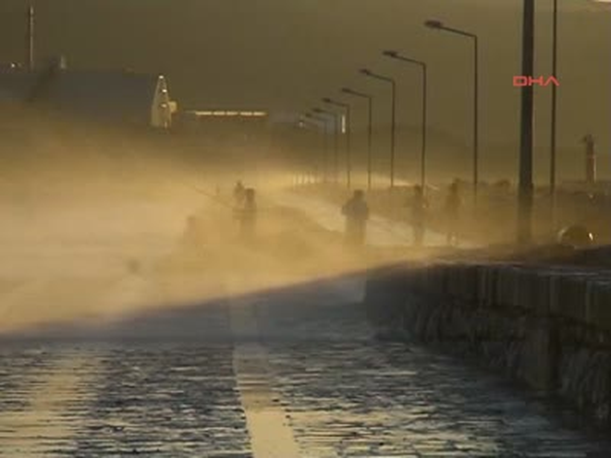 Balıkçının Şiddetli Rüzgarda Olta Atma Azmi