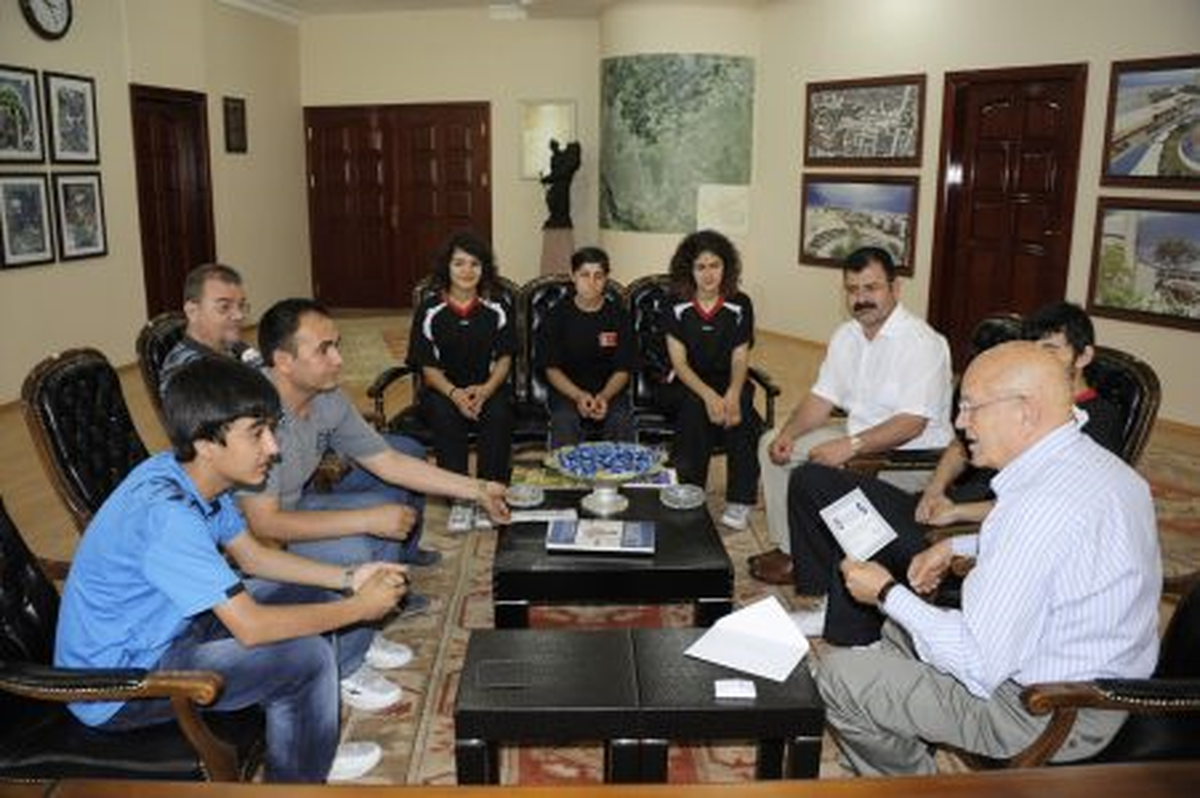 Başarılı Sporcular Belediyeyi Ziyaret Etti