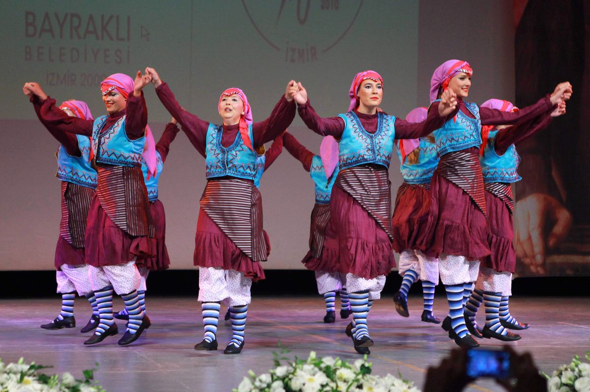 Bayraklı Halk Oyunlarıyla Coştu
