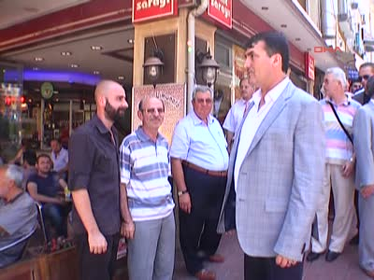 Belediye Başkanı, Kaçak Çatısını Yıktığı Muhtarı Ziyaret Etti