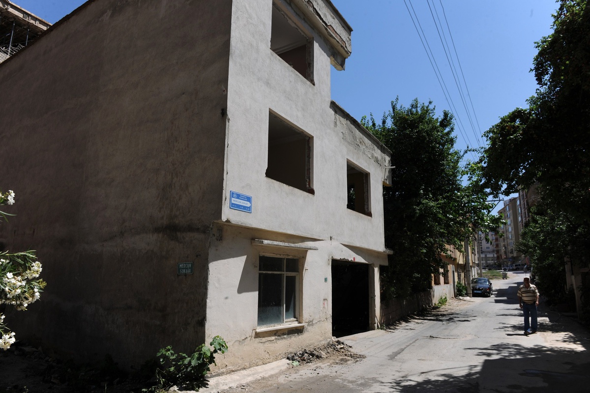 Büyükşehir Hizmet İçin Her Gün Ortalama Bir Bina Yıkıyor
