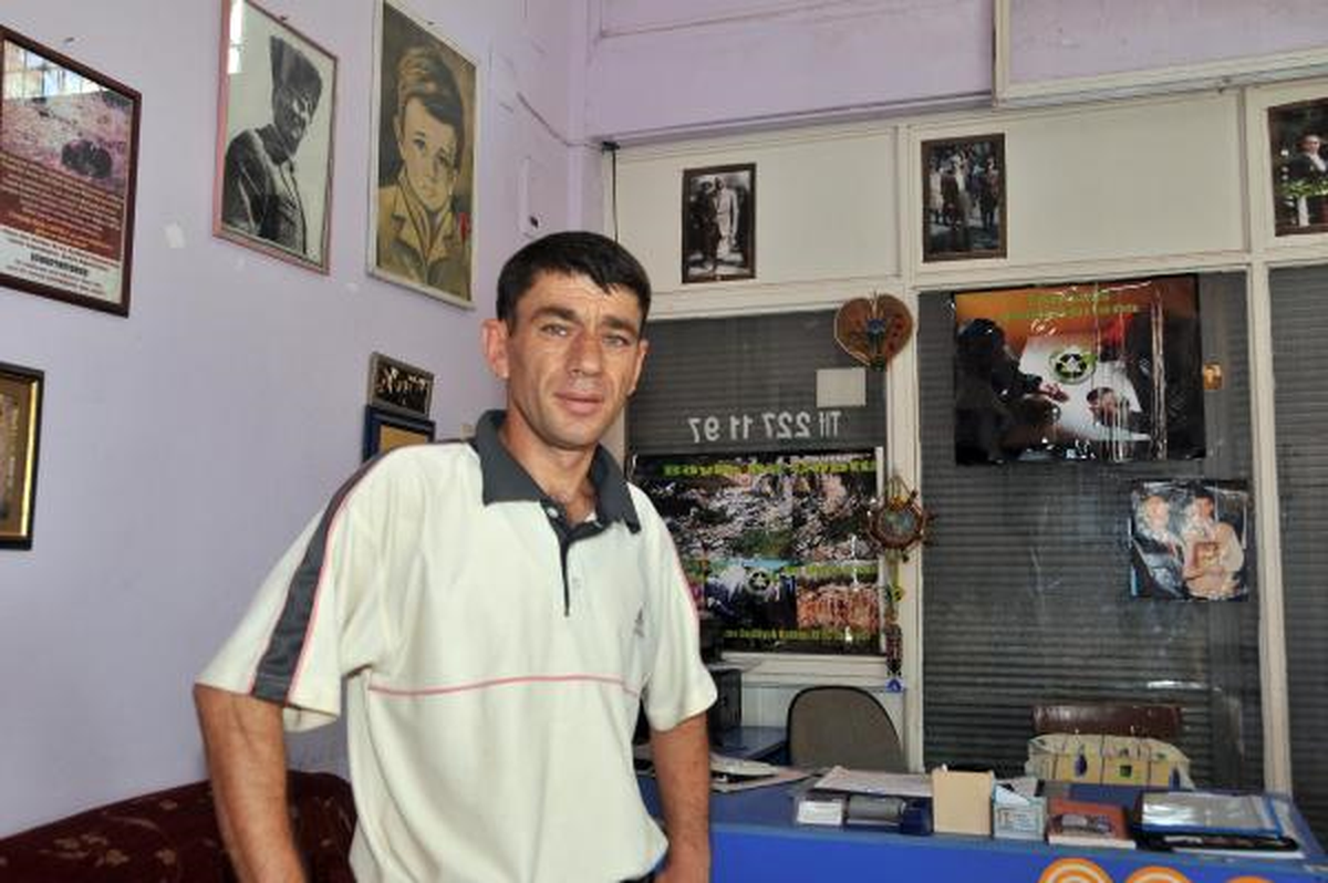 Çöplerde Bulduğu Atatürk Posterlerini Dernek Binasına Astı