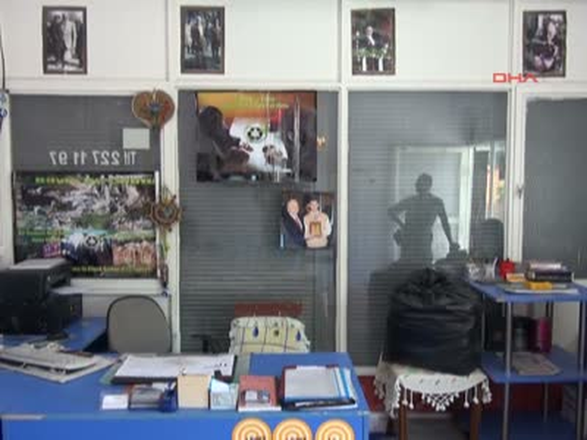 Çöplerde Bulduğu Atatürk Posterlerini Dernek Binasına Astı