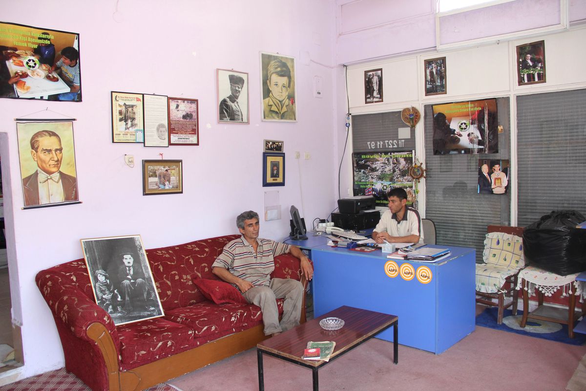 Çöpten Çıkan Atatürk Posterlerini Baş Tacı Yaptılar