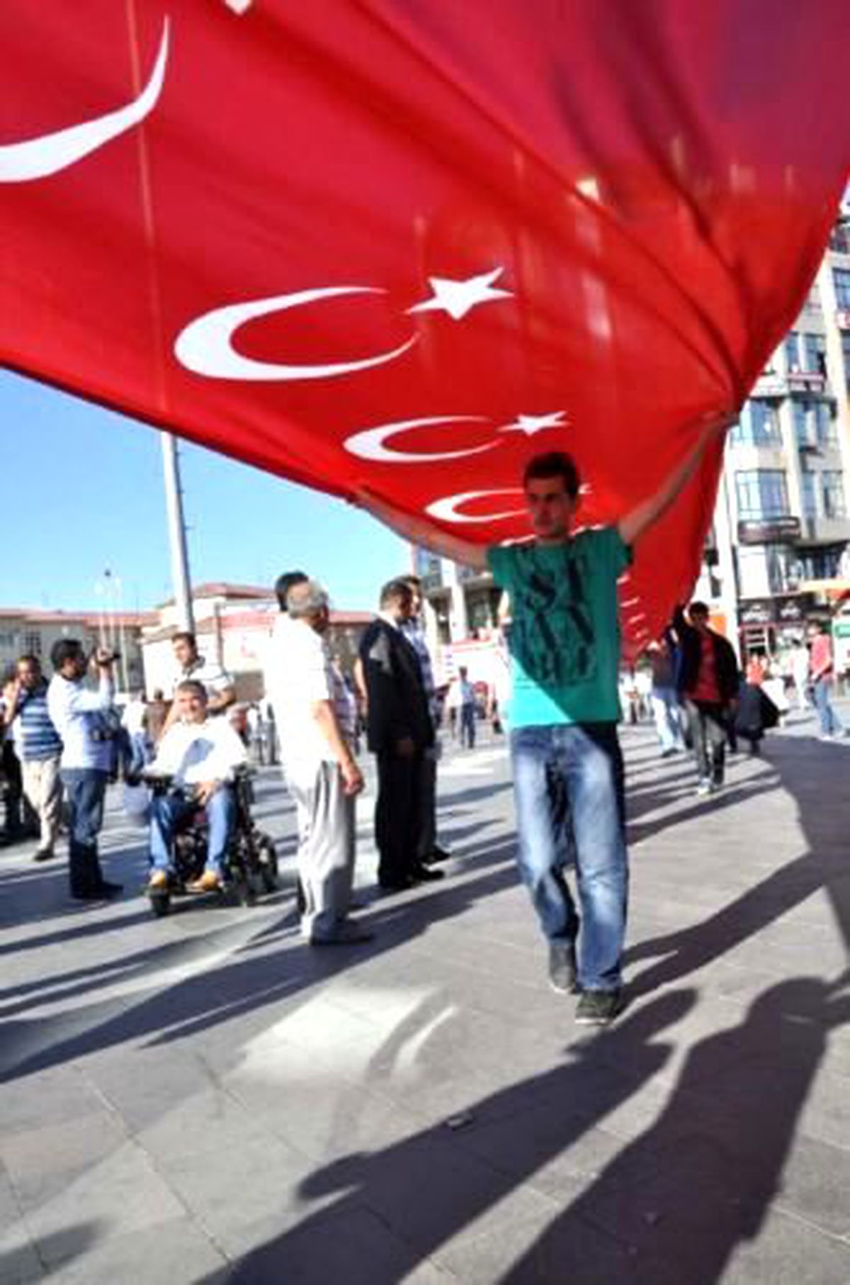 Dağlıca Saldırısını 250 Metrelik Türk Bayrağı ile Kınadılar